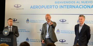 Guillermo Dietrcih en la reapertura del aeropuerto junto a Cornejo y Macri.