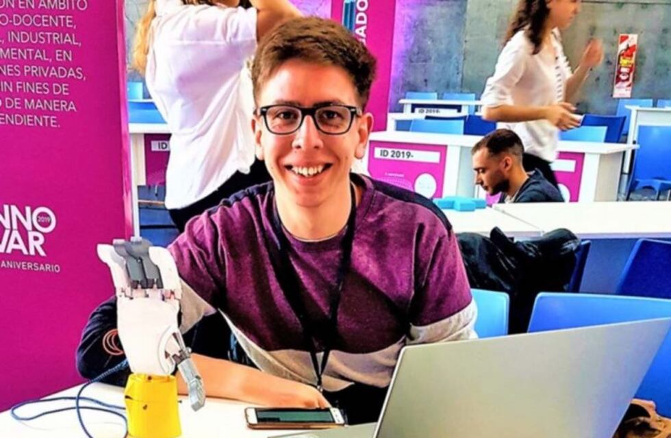 Es estudiante y creó una prótesis robótica