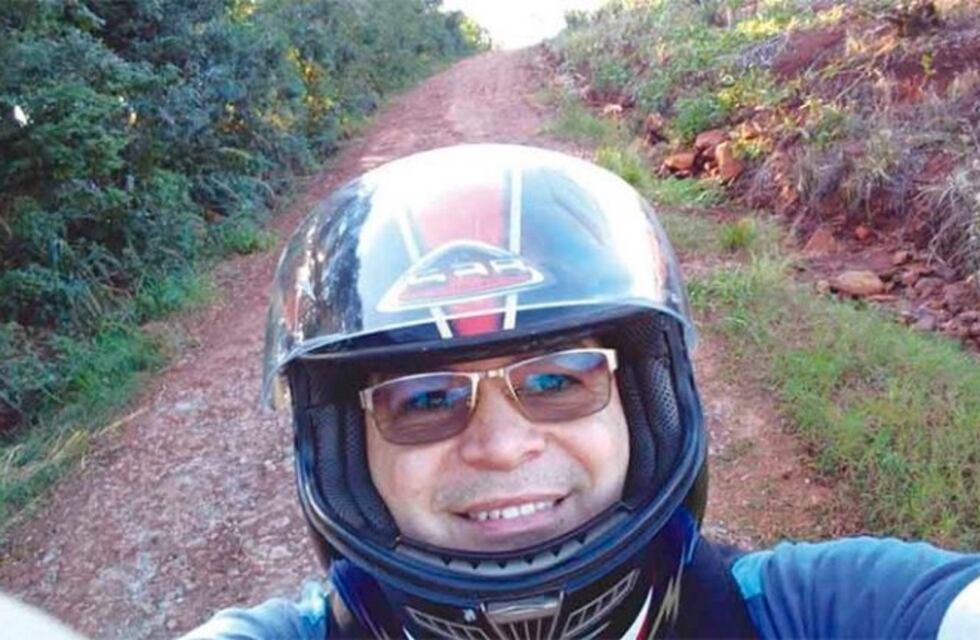 Un maestro recorrió las colonias de Misiones en su moto para repartir las tareas a los alumnos