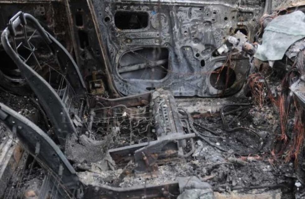 Aparece un vehículo totalmente incendiado