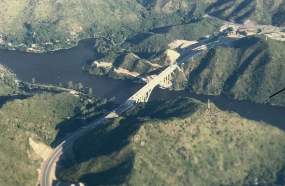 Desde un avión, así se ve el futuro puente sobre el Lago San Roque