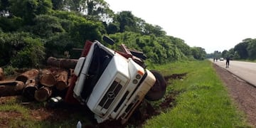 Volcó luego de que explotara un neumático del camión que conducía\u002E Aristóbulo del Valle\u002E