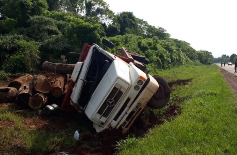 Explotó una rueda del camión que conducía y terminó volcando sobre Ruta 14