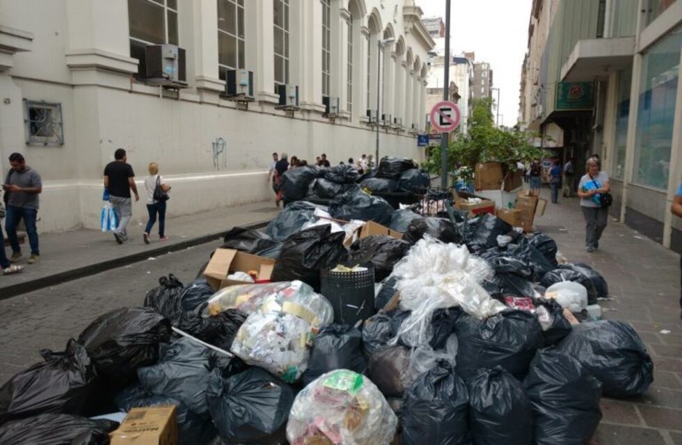 La basura se acumula en las calles de Córdoba por la falta de recolección