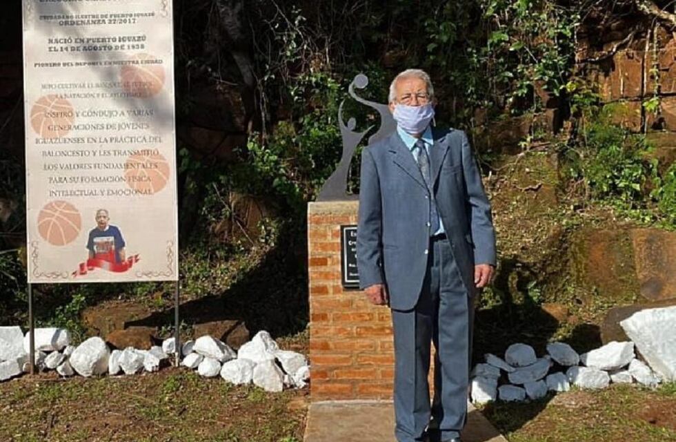 Homenajearon al profesor de básquet, Carlitos Aguilar