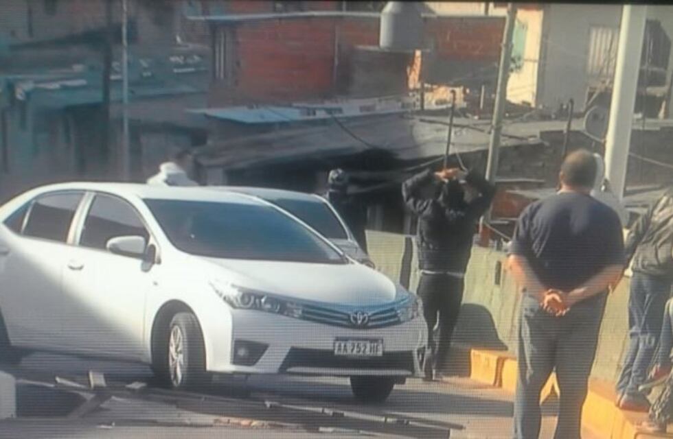 Un grupo de vecinos cortó totalmente el Puente Avellaneda para reclamar la falta de luz