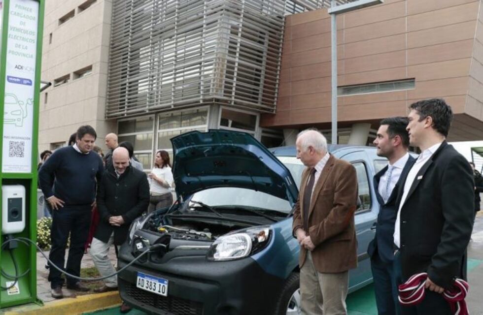 Inauguraron el primer cargador de autos eléctricos en Neuquén