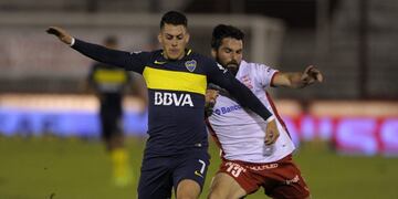 Boca Juniors' forward Cristian Pavon (L) vies for the ball with Huracan's defender Nicolas Romat during their Argentina First Division football match at Tomas Duco stadium in Buenos Aires, on May 27, 2017\u002E / AFP PHOTO / ALEJANDRO PAGNI cancha de huracan cristian pavon Nicolas Romat campeonato torneo primera division 2016 2017 futbol futbolistas partido huracan boca juniors