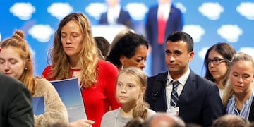 Greta Thunberg y Donald Trump de fondo\u002E (REUTERS)