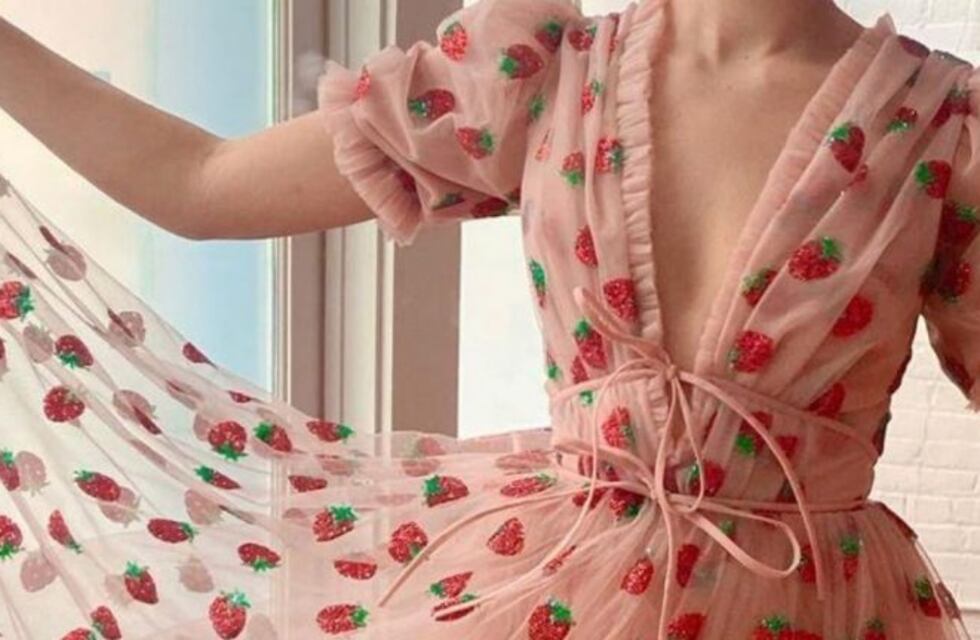 El vestido de frutillas que se impone en redes sociales