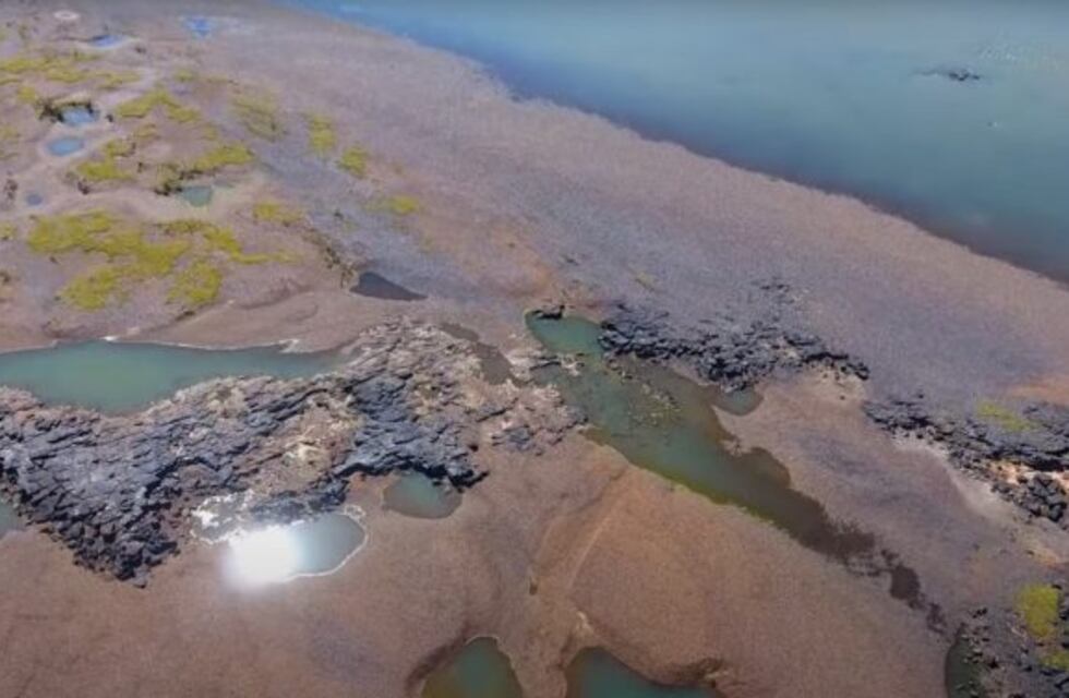 Por la bajante del río quedaron al descubierto las rocas de basalto del Salto Chico