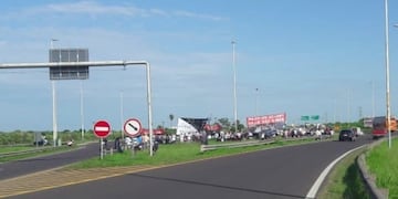 Manifestantes cortan la rotonda del puente interprovincial Belgrano\u002E (Foto: Diario Chaco)