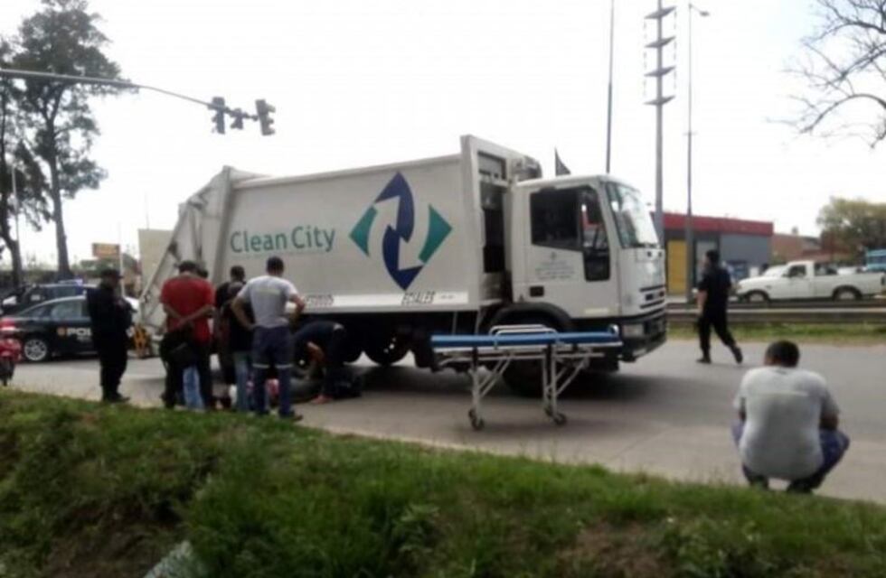 Un joven se colgó de un camión  de basura y terminó debajo de las ruedas