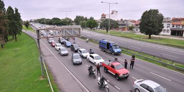 Caos de tránsito en los accesos habilitados a la ciudad de Buenos Aires, en plena cuarentena por el coronavirus\u002E (Clarín)