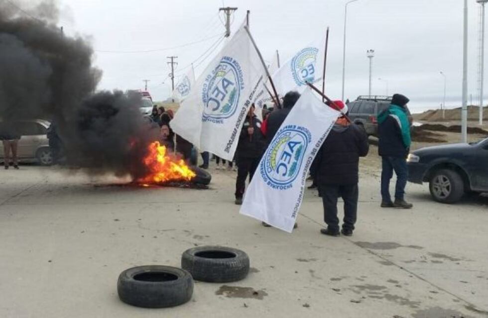 Quema de cubiertas frente a supermercados de Bariloche que abrieron durante el paro