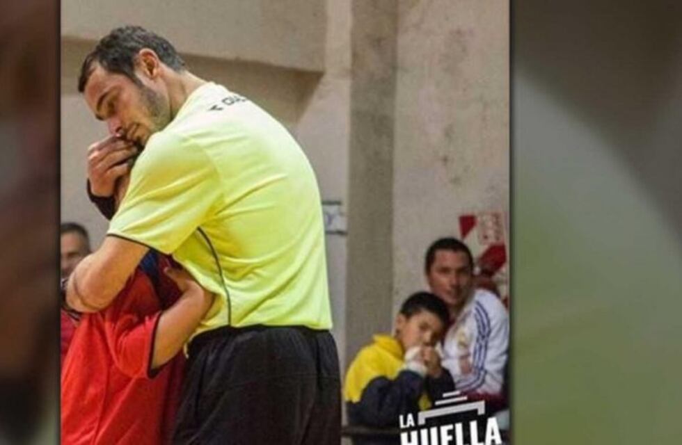 Un árbitro detuvo el partido para consolar a un jugador