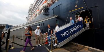 El crucero fue rechazado en varios países hasta que pudo amarrar en Camboya\u002E REUTERS/Stringer NO RESALES NO ARCHIVES