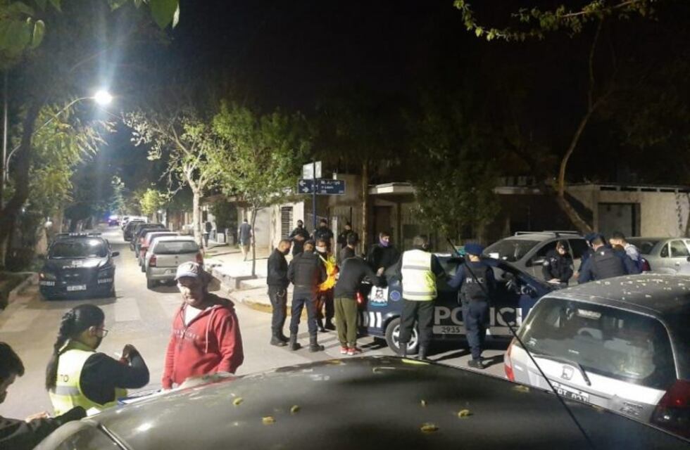 Detuvieron a 15 personas que jugaban al truco y comían asado en un club de Ciudad