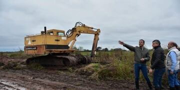 Domingo Peppo observando el daño causado por las inundaciones (http://facundoquiroga\u002Ecom)