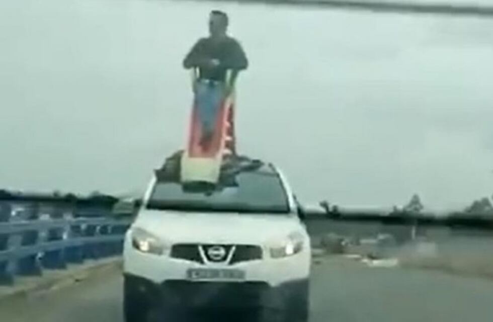 Circuló subido a un tobogán en el techo de un auto por más de 30 kilómetros