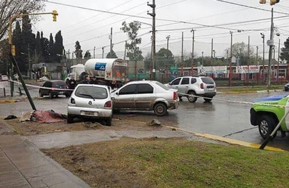 Un policía cruzó en rojo, atropelló y mató a una mujer cuando iba al colegio de su hija