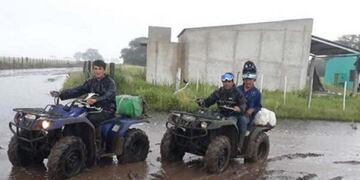 Bomberos y Defensa Civil asisten a los afectados por el temporal (Foto: El Liberal)