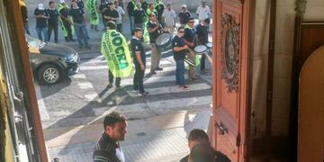 Los obreros llegaron con redoblantes y bombas de estruendo hasta la puerta del Palacio Vasallo.