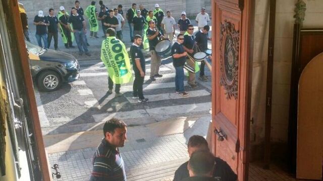 Los obreros llegaron con redoblantes y bombas de estruendo hasta la puerta del Palacio Vasallo.
