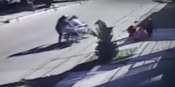 Motochorros asaltaron a nenas que jugaban en la vereda\u002E