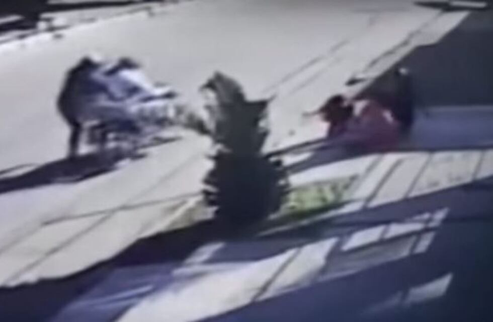 No respetan nada... Motochorros asaltaron a cuatro nenas que jugaban en la vereda