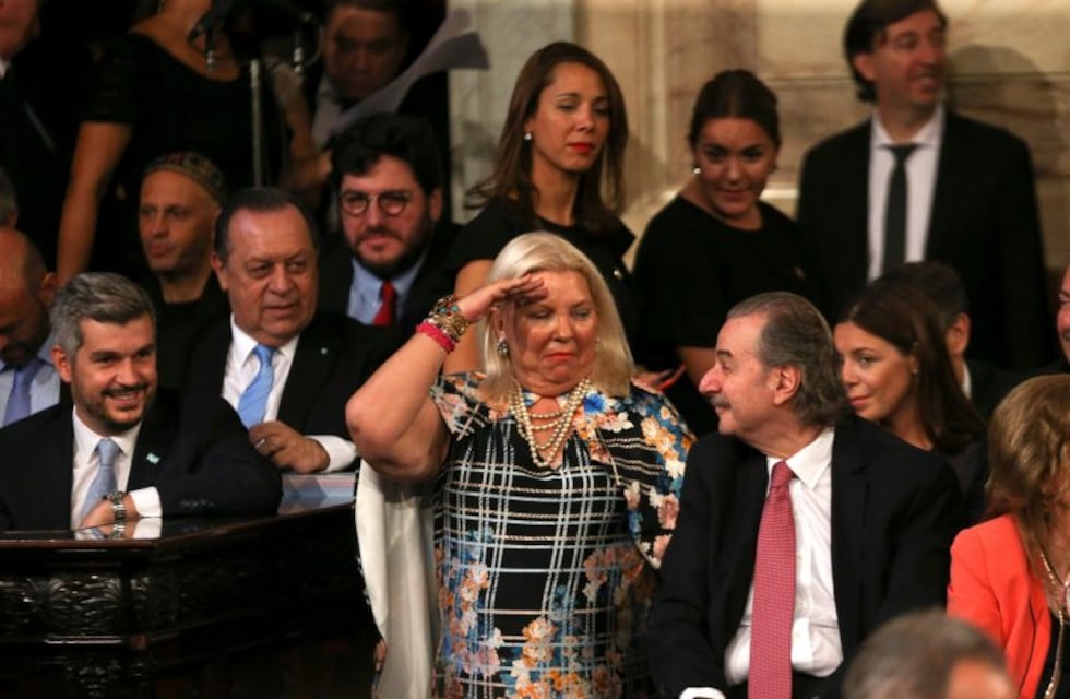 Carrió sufrió una leve descompensación antes de tomar un vuelo a Uruguay