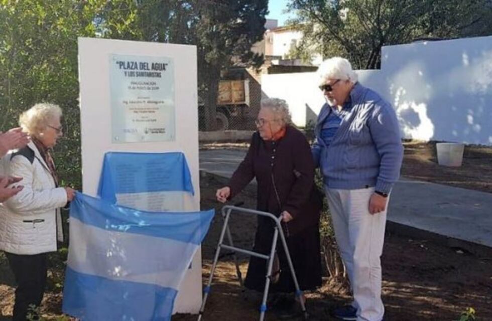 En el Día Nacional del Trabajador Sanitarista, inauguraron la Plaza del Agua