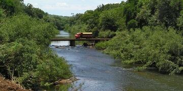 Puente sobre el Yabebiry donde apareció el cadáver de Do Nacimiento, quien habría sido asesinado por su expareja\u002E (WEB)