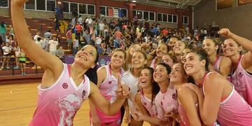 Sánchez la capitana y figura del equipo saca la selfy junto al resto de Las Heras luego del gran triunfo\u002E