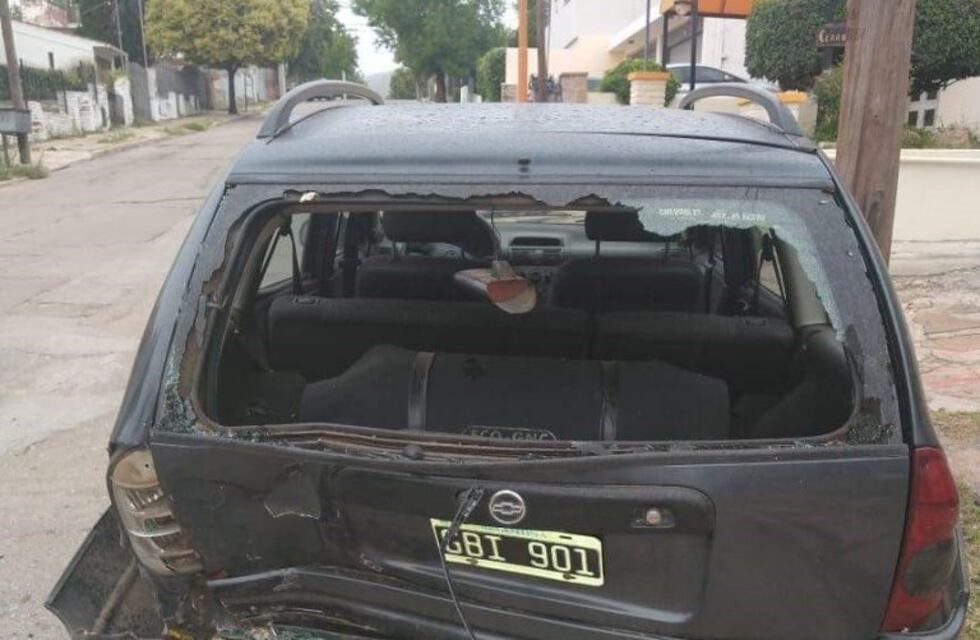 Le chocaron el auto y pide ayuda para encontrar al que lo hizo