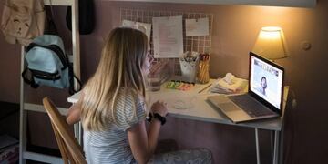 Los chicos deberán a tomar sus clases de manera online (Foto: Juano Tesone/Clarín)