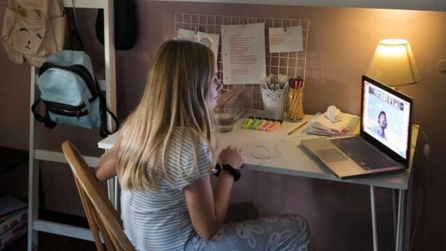 Los chicos deberán a tomar sus clases de manera online (Foto: Juano Tesone/Clarín)