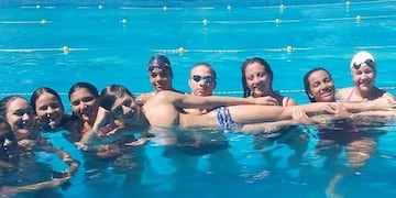 Sebastián Méndez Brendt al equipo nacional con sus compañeras nadadoras del club CAPRI\u002E (Gentileza)