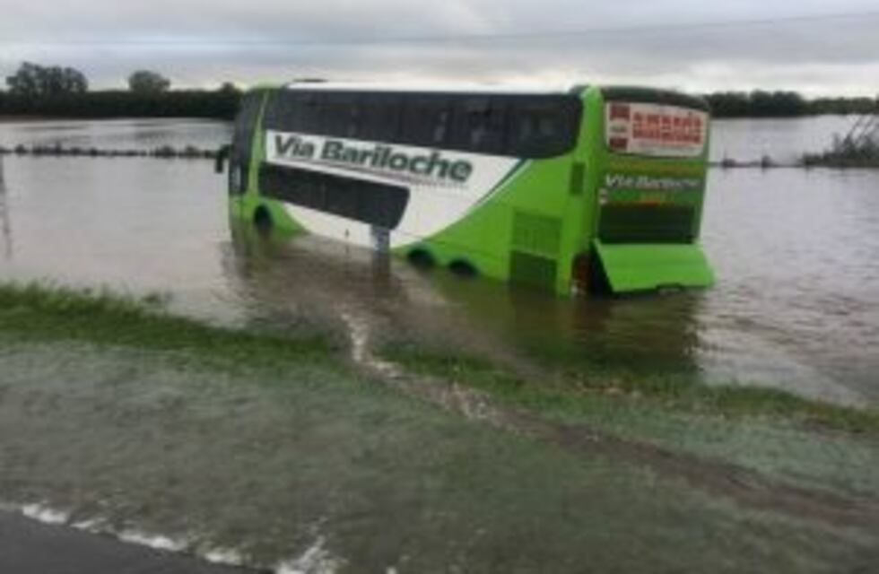 Así quedaron dos colectivos y un camión arrastrados por las aguas