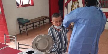 En Avellaneda las acciones se multiplican\u002E Campaña de vacunación antigripal, asistencia a adultos mayores y entrega de módulos alimentarios\u002E