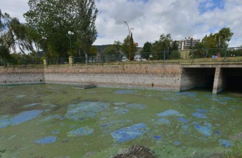 Apuntan a Juan Schiaretti por la contaminación del Lago San Roque