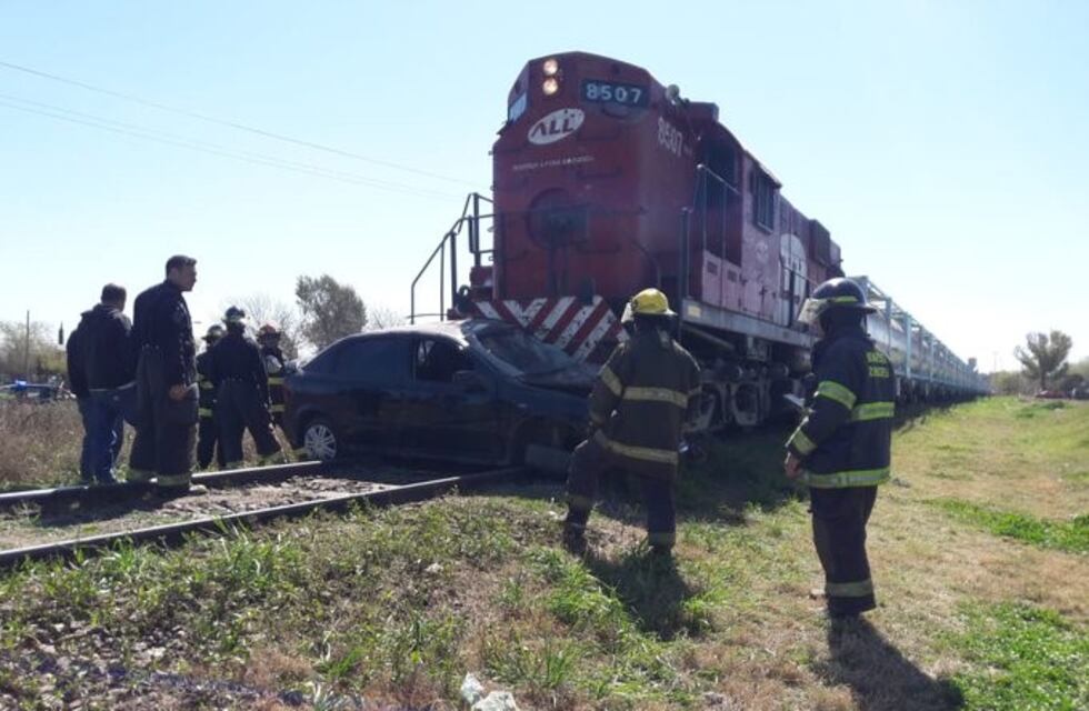 Madre e hija fueron rescatadas tras ser embestidas por un tren