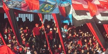 Algunos simpatizantes rojinegros fueron acusados de querer amedrentar a los jugadores y el cuerpo técnico.