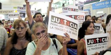quinto aniversario de la tragedia de once\r\n\r\nDYN74, BUENOS AIRES, 22/02/2017, FAMILIARES Y AMIGOS DE LAS VICTIMAS DE LA TRAGEDIA DE ONCE, DURANTE EL HOMENAJE, ESTA TARDE, EN LA TERMINAL FERROVIARIA AL CUMPLIRSE CINCO AÑOS\u002E FOTO:DYN/PABLO AHARONIAN\u002E ciudad de buenos aires conmemoracion por el 5 aniversario de la tragedia de la estacion once tragedia ferrocarril sarmiento en la estacion once acto de familiares y amigos de las victimas