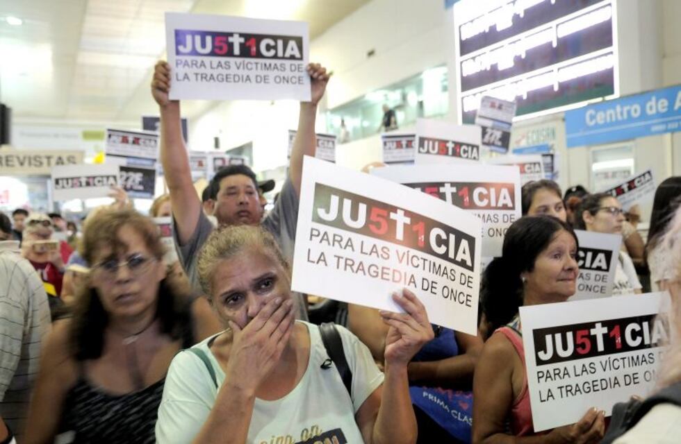 Tragedia de Once: en un acto en Comodoro Py, los familiares apuntaron contra Julio De Vido