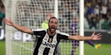 Football - Soccer - Juventus v Fiorentina - Italian Serie A - Juventus Stadium, Turin, Italy - 20/08/16. Juventus' Gonzalo Higuain celebrates after scoring against Fiorentina. REUTERS/Max Rossi italia gonzalo higuain campeonato torneo liga italiano italiana futbol futbolistas partido juventus fiorentina