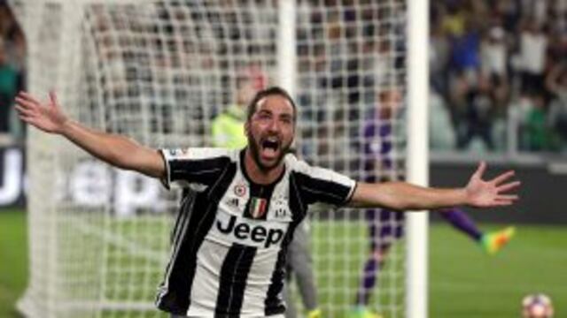 Football - Soccer - Juventus v Fiorentina - Italian Serie A - Juventus Stadium, Turin, Italy - 20/08/16. Juventus' Gonzalo Higuain celebrates after scoring against Fiorentina. REUTERS/Max Rossi   italia gonzalo higuain campeonato torneo liga italiano italiana futbol futbolistas partido juventus fiorentina
