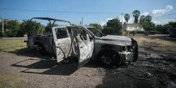 Vista de uno de los automóviles de las fuerzas de seguridad tras la emboscada a un convoy policial por un grupo armado este lunes, en Aguililla, estado Michoacán (México)\u002E Crédito: EFE/ Iván Villanueva\u002E