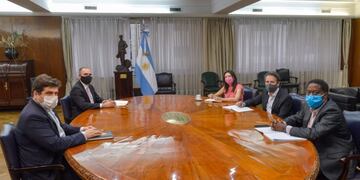 El Ministro de Economía, Martin Guzmán, acompañado por el representante argentino ante el FMI, Sergio Chodos, recibieron esta tarde a la delegación del FMI\u002E (Foto: Prensa Economía)