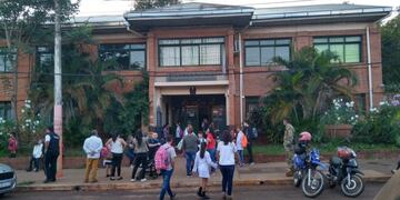 Para los padres el pirmer día de las clases resultó confuso\u002E